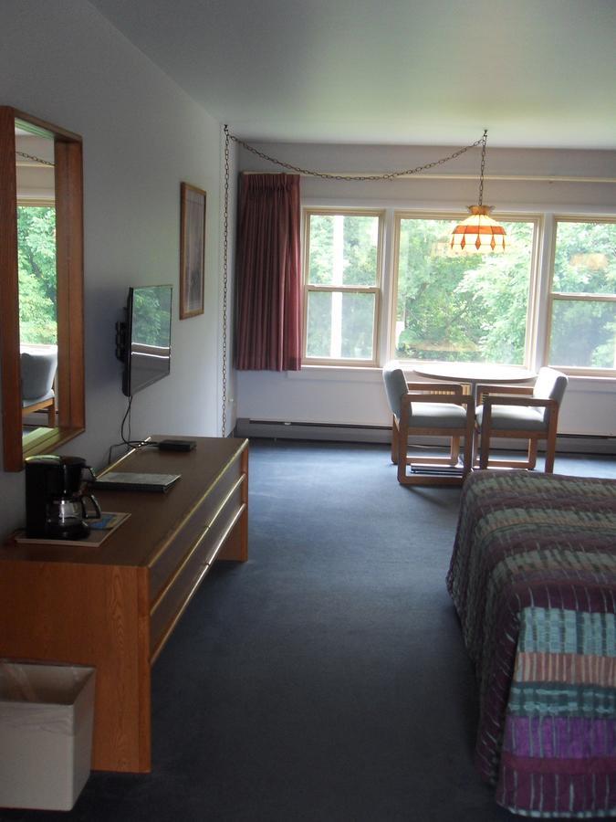 Swan Inn Motel Comstock Park Екстериор снимка